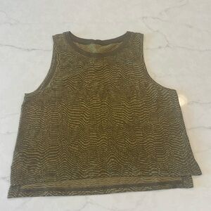 Lululemon train to be tank size 4